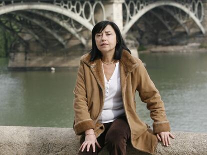 María Dolores Gavilán Sánchez, en el puente de Triana de Sevilla.