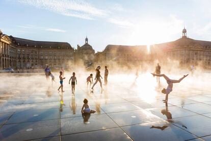 La fuente Espejo de Agua en la plaza de la Bolsa de Burdeos (Francia).