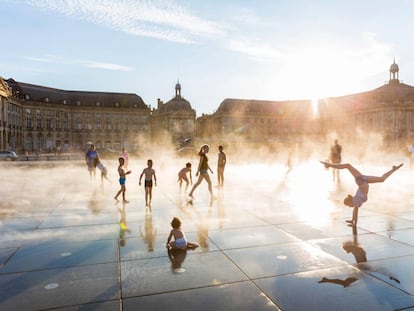 La fuente Espejo de Agua en la plaza de la Bolsa de Burdeos (Francia).