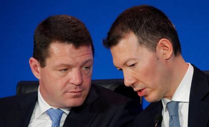 El presidente de Air France-KLM, Benjamin Smith (derecha) y el jefe de KLM, Pieter Elbers