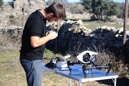 Cristian Gordo, de la productora audiovisual 360 Flyfilm, prepara su equipo de rodaje.