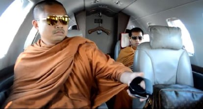 Una imagen del vídeo de los monjes en el 'jet' privado.