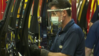 Un operario de Ford en la factoría de Almussafes (Valencia).