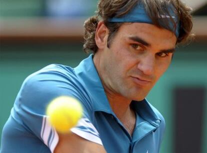 Roger Federer, durante su partido de ayer en la segunda ronda de Roland Garros.