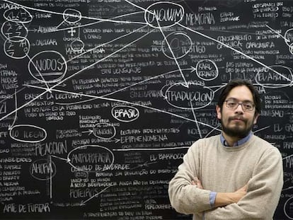 Erick Beltrán  junto a su obra <i>Circuito de distribución</i>.