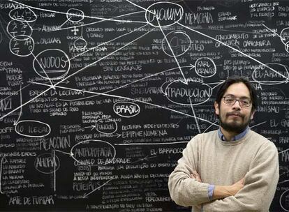 Erick Beltrán  junto a su obra <i>Circuito de distribución</i>.