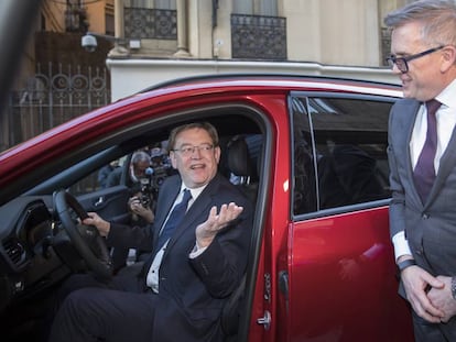 El presidente de la Generalitat valenciana, Ximo Puig, al frente del volante del nuevo Kuga híbrido enchufable, con el presidente de Ford Europa, Stuart Rowley, este jueves en Valencia.