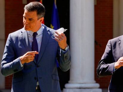 El presidente de Gobierno, Pedro Sánchez, y el presidente de la CEOE, Antonio Garamendi.