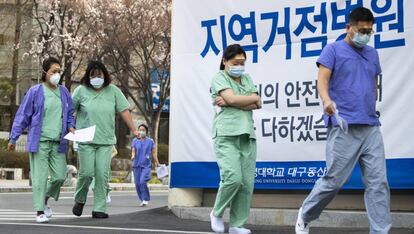 Sanitarios en la localidad de Daegu.