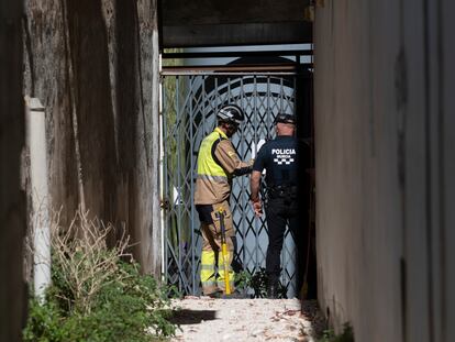 Bomberos y policía local intentan acceder a la parte trasera de la discoteca Golden, que se encuentra junto a las dos salas incendiadas.