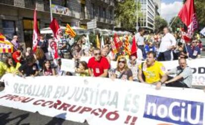 Unos 300 funcionarios de Justicia se manifiestan en protesta por el recorte salarial, equivalente a una paga extra. EFE/Archivo