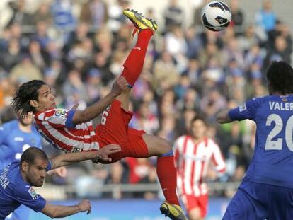 Falcao remata entre Lopo y Valera. 