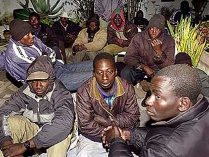 Un grupo de las 98 personas abandonadas el sábado por la noche en el centro de Algeciras.
