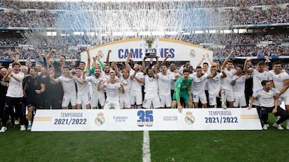 Los jugadores y equipo técnico del Real Madrid celebran la conquista del campeonato de Liga, en una imagen del club.