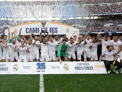 Los jugadores y equipo técnico del Real Madrid celebran la conquista del campeonato de Liga, en una imagen del club.