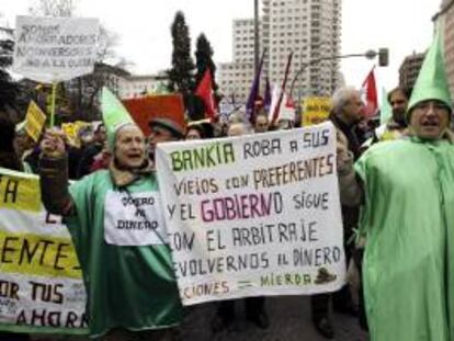 Afectados por las participaciones preferentes de Bankia, durante una manifestación en Madrid este pasado fin de semana.