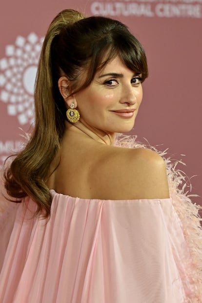 Penélope Cruz apostó por un maquillaje natural y el pelo recogido con una coleta alta.