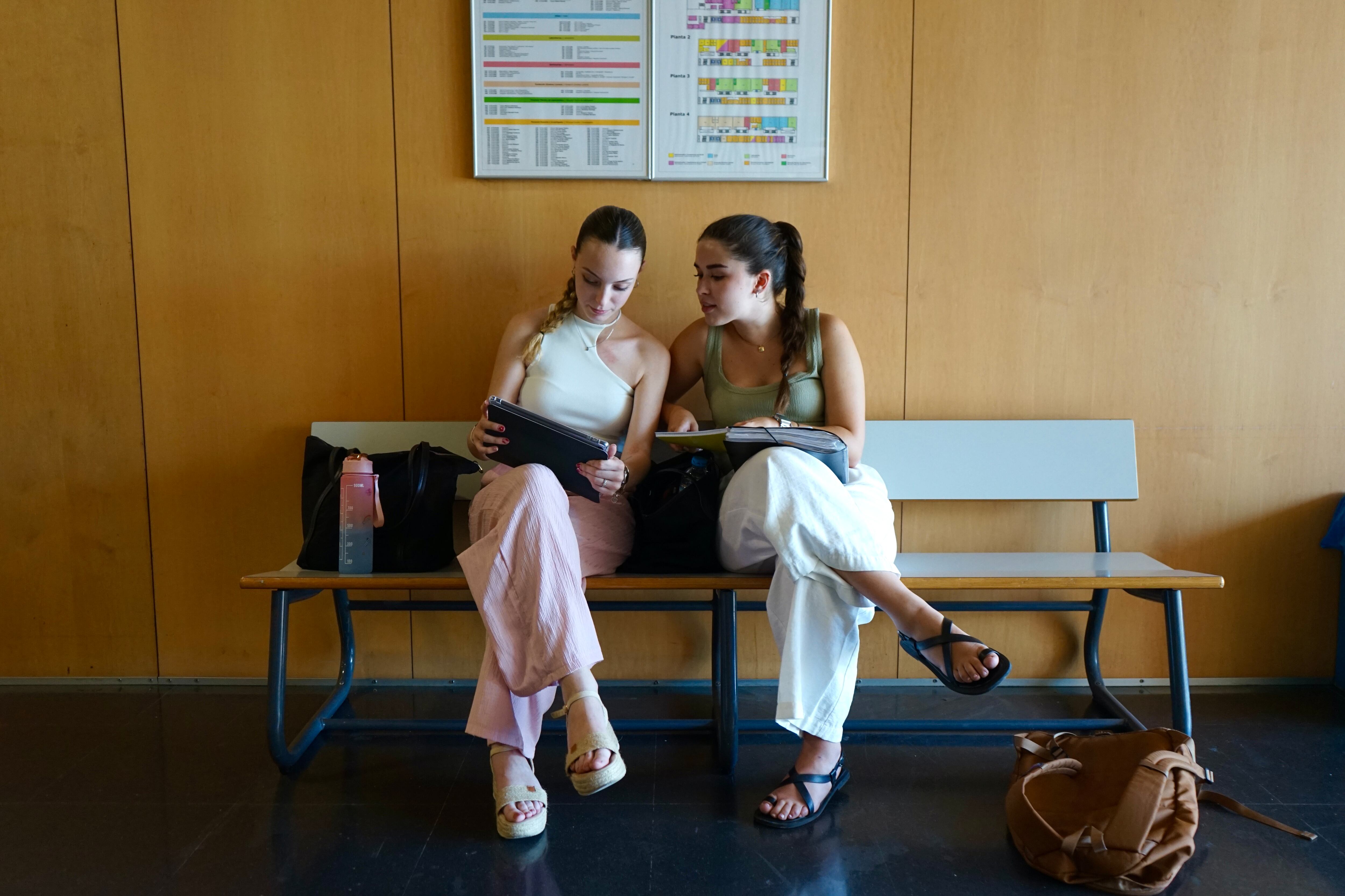 Andrea Arenas y Sara Villarroel repasan este martes antes de un examen de Selectividad en la UPV.