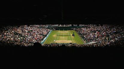 Vista de la pista central y de las gradas llenas de público durante la final de Wimbledon entre Rafa Nadal y Roger Federer, el 6 de julio de 2008.