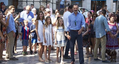 El rey Felipe VI y la reina Letizia con sus hijas Leonor y Letizia, este domingo en Can Prunera.