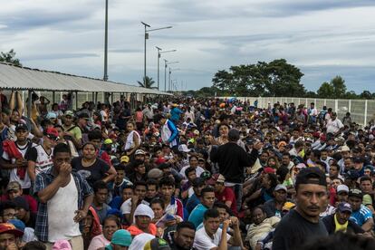 Tras el enfrentamiento con la policía federal los miles de migrantes que forman parte de la caravana se han instalado en el puente internacional.