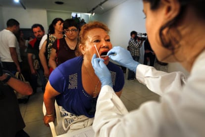 Amaya Gorostiza, bióloga, tomaba ayer muestras de saliva para hacer, posteriormente, pruebas de ADN a los afectados.