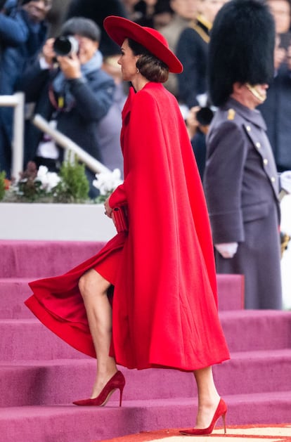 La princesa de Gales, Kate Middleton,  subiendo las escaleras del Palacio de Buckingham.