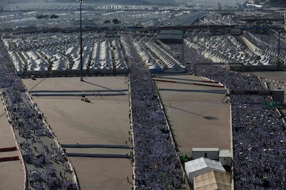 Peregrinos musulmanes llegan a la ciudad de Mina (Arabia Saudí) para el ritual 'yamarat', que consiste en una simbólica lapidación de Satán. 