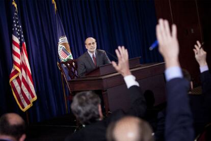 Bernanke contesta a las preguntas de los periodistas en la primera rueda de prensa tras la reunión de la Fed, ayer en Washington.