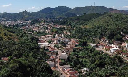 Há mais de três meses, os moradores de Barão de Cocais, em Minas Gerais, vivem sob tensão pelo risco de rompimento da barragem Sul Superior, que abastece a mina do Congo Soco. A cidade localizada a 100 quilômetros da capital mineira está em alerta desde fevereiro, quando as sirenes foram acionadas pela primeira vez pela Vale, responsável pela estrutura, e comunidades foram evacuadas. Pouco mais de um mês depois, as sirenes voltaram a soar indicando riscos, mas foi nos últimos dias que a tensão chegou ao ápice. O problema está no talude (um paredão de terra) na cava da mina, que se movimentava cerca de 10 centímetros ao ano, mas na última quarta-feira, passou a apresentar movimentação de 9,6 centímetros por dia. Caso o talude rompa por conta dessa intensa movimentação, pode provocar abalos sísmicos, um gatilho para o rompimento da barragem Sul Superior. Embora a Vale garanta estar tomando as medidas preventivas possíveis, o perigo iminente do rompimento tem alterado a rotina da cidade e afetados até mesmo a economia local.