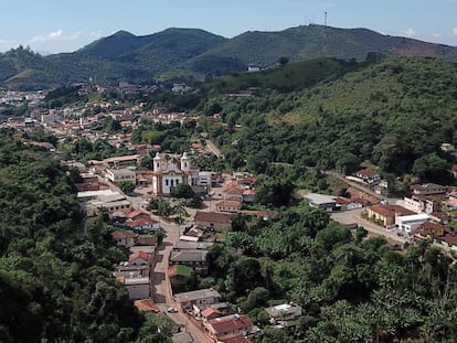 Há mais de três meses, os moradores de Barão de Cocais, em Minas Gerais, vivem sob tensão pelo risco de rompimento da barragem Sul Superior, que abastece a mina do Congo Soco. A cidade localizada a 100 quilômetros da capital mineira está em alerta desde fevereiro, quando as sirenes foram acionadas pela primeira vez pela Vale, responsável pela estrutura, e comunidades foram evacuadas. Pouco mais de um mês depois, as sirenes voltaram a soar indicando riscos, mas foi nos últimos dias que a tensão chegou ao ápice. O problema está no talude (um paredão de terra) na cava da mina, que se movimentava cerca de 10 centímetros ao ano, mas na última quarta-feira, passou a apresentar movimentação de 9,6 centímetros por dia. Caso o talude rompa por conta dessa intensa movimentação, pode provocar abalos sísmicos, um gatilho para o rompimento da barragem Sul Superior. Embora a Vale garanta estar tomando as medidas preventivas possíveis, o perigo iminente do rompimento tem alterado a rotina da cidade e afetados até mesmo a economia local.