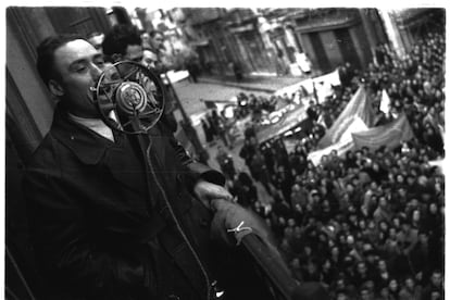 El socialista Belarmino Tomás, uno de los líderes de la Revolución del 34 y presidente del Consejo Soberano de Asturias durante la Guerra Civil, fotografiado mientras daba un discurso en una manifestación de adhesión a la República celebrada en Gijón.