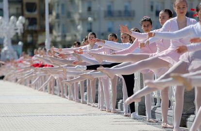 Jovens dançarinas celebram no Dia da Dança na praia da Concha em San Sebastián (Espanha).