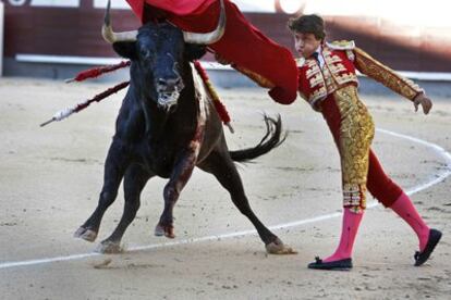 José María Lázaro en su primer toro.