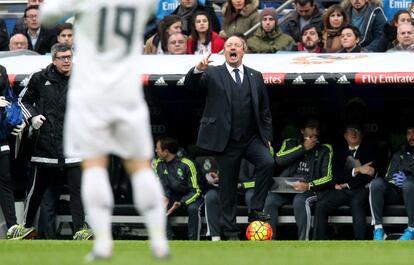 El entrenador del Real Madrid Rafa Benitez da indicaciones a sus jugadores.