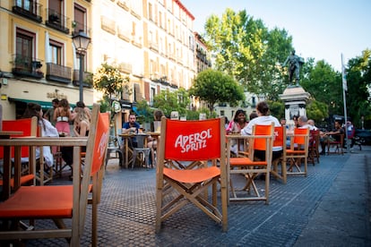 Mesas y sillas con publicidad de alcohol en Madrid.