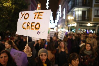 Una mujer alzando una pancarta durante la marcha contra la violencia de género celebrada en Madrid esta tarde.