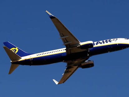 Un avió de Ryanair en ple vol.