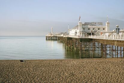 Al embarcadero de Brighton se le conocía como The Palace Pier (el muelle palacio). En el año 2000, la empresa propietaria le cambió el nombre por Brighton Pier (muelle de Brighton).