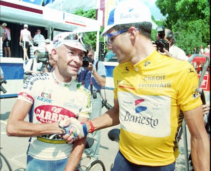 Miguel Induráin saluda a Marco Pantani tras la ascensión al Alpe d'Huez en 1995. El italiano fue quien sse adjudicó finalmente la victoria de etapa.
