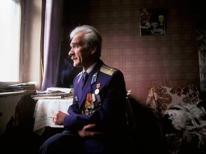 Fotografia do tenente coronel soviético Stanislav Petrov tirada en 1999.