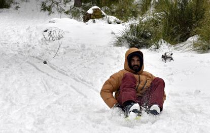 Un mallorquín disfrutan de la nieve en la Serra de Tramuntana.