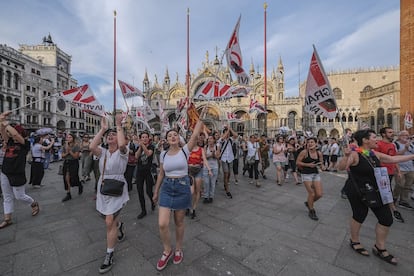 Os manifestantes, depois de uma longa espera, conseguem entrar na Piazza San Marco, em 8 de junho de 2019, em Veneza, na Itália.