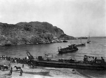 Barcazas "K" desembarcan tropas españolas en la bahía de Alhucemas, en la segunda fase de la operación aeronaval