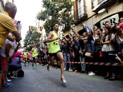 Tradicional carrera de tacones de las fiestas del Orgullo gay en la calle Pelayo, en Chueca.