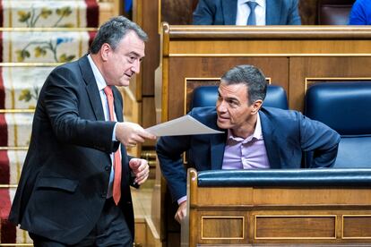 Aitor Esteban y Pedro Sánchez, en el Congreso en septiembre pasado.