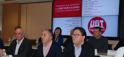 Pepe Álvarez (en el centro en primera fila), presentando su candidatura a la secretaría general de UGT; Carlos Romero, secretario general de MCA-UGT (izquierda) y Julio Lacuerda, secretario general de FSP-UGT (derecha).