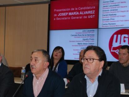 Pepe &Aacute;lvarez (en el centro en primera fila), presentando su candidatura a la secretar&iacute;a general de UGT; Carlos Romero, secretario general de MCA-UGT (izquierda) y Julio Lacuerda, secretario general de FSP-UGT (derecha).