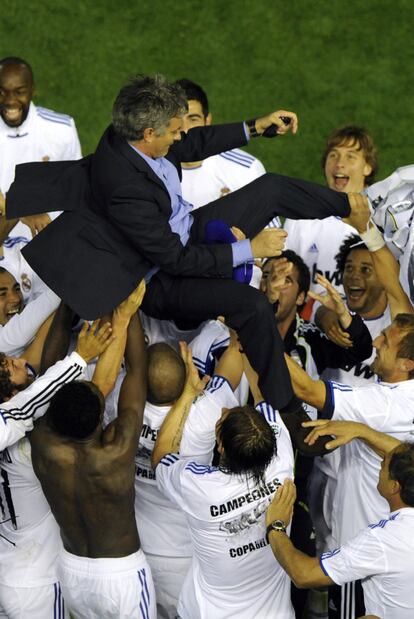 Los futbolistas del Madrid mantean a su entrenador. Se trata de la 13ª final ganada por el portugués de 18 disputadas.