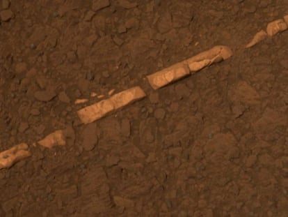 Mineral de unos 45 cm de largo rico en calico y azufre fotografiado por la cámara del 'Opportunity'